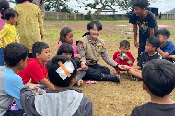 upaya polri kembalikan senyum anak anak dan ibu ibu korban gempa cianjur 51876