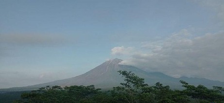 update jumat 9 desember 2022 gunung semeru 24 kali erupsi dan kawah keluarkan asap setinggi 300 meter 52267
