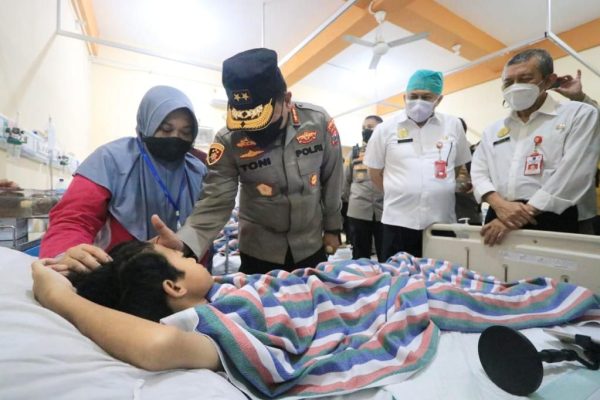 usai dilantik kapolda jatim besuk korban tragedi kanjuruhan di rsud saiful anwar malang 50751