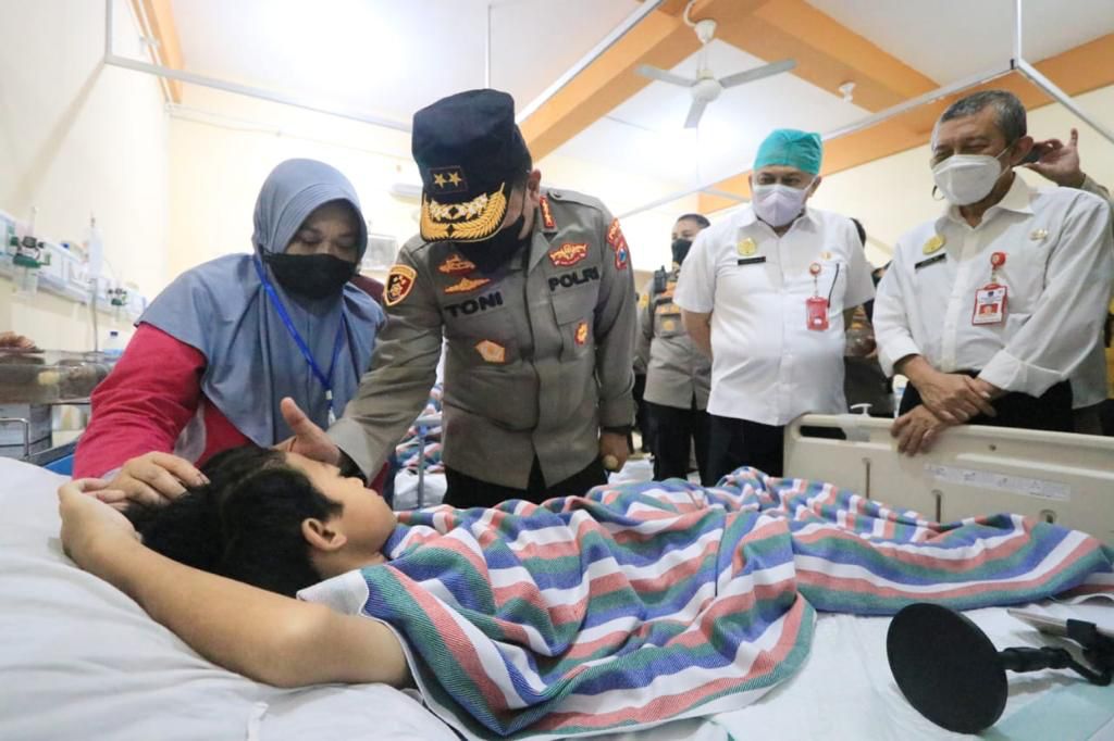 usai dilantik kapolda jatim besuk korban tragedi kanjuruhan di rsud saiful anwar malang 50751