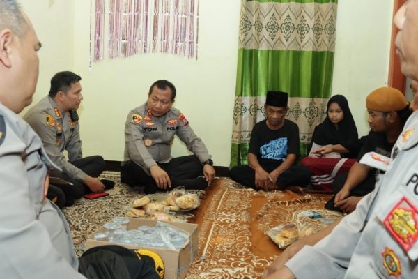 usai dilantik kapolda jatim langsung takziah ke rumah korban kanjuruhan 50768