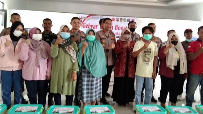 waka polda jabar meninjau langsung vaksinasi covid 19 di jatiluhur 49440