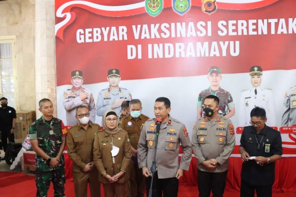 wakapolda jabar tinjau gebyar vaksinasi serentak di kabupaten indramayu 48551