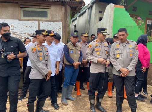 wakapolda jabar tinjau lokasi banjir bandang di sumedang 52646 1