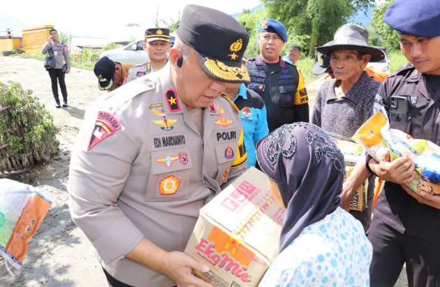 wakapolda jambi berikan bantuan langsung kepada warga yang terdampak banjir di kerinci 68699