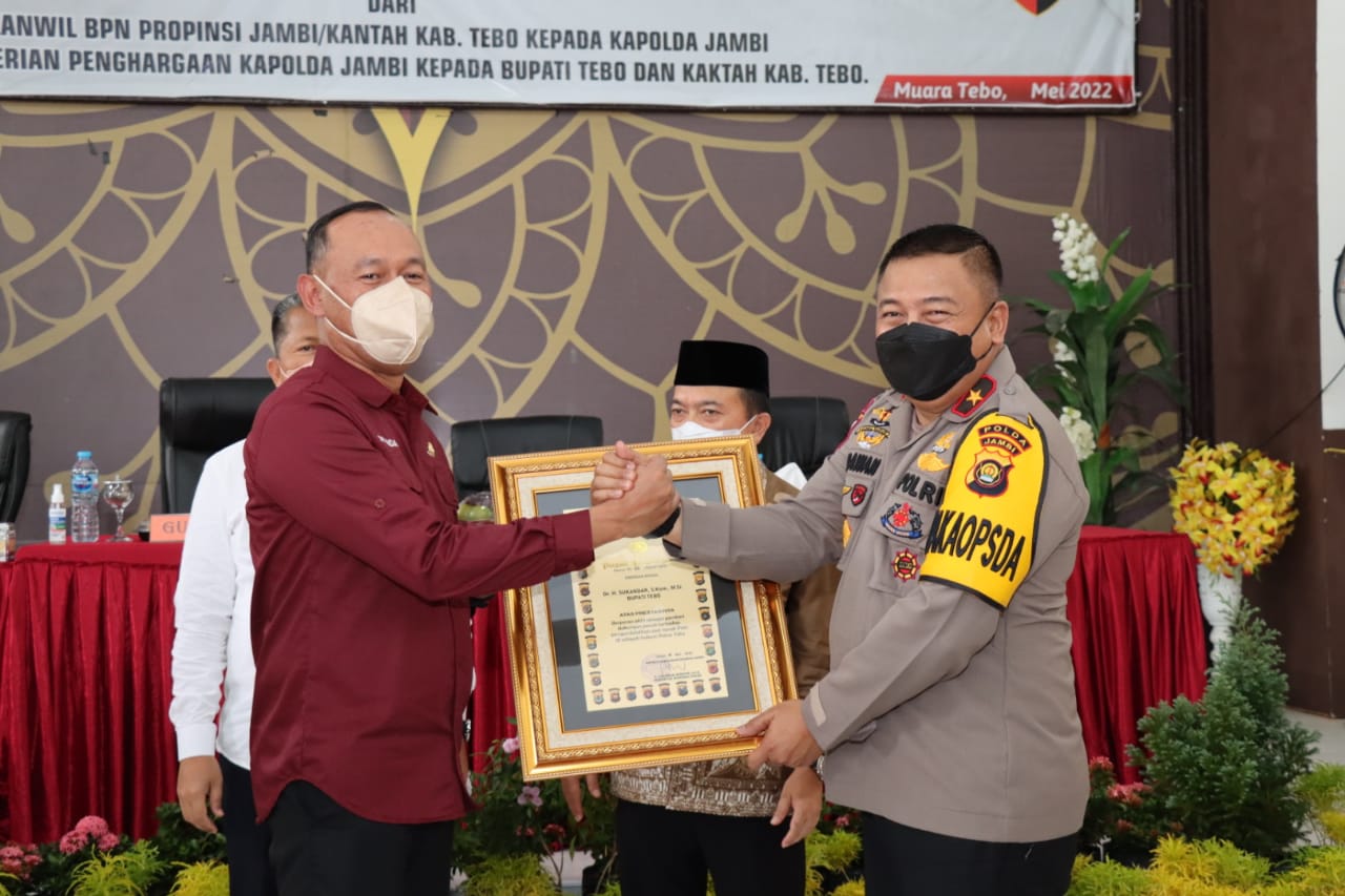 wakapolda jambi hadiri penyerahan sertifikat tanah polri dari bpn di tebo 46984
