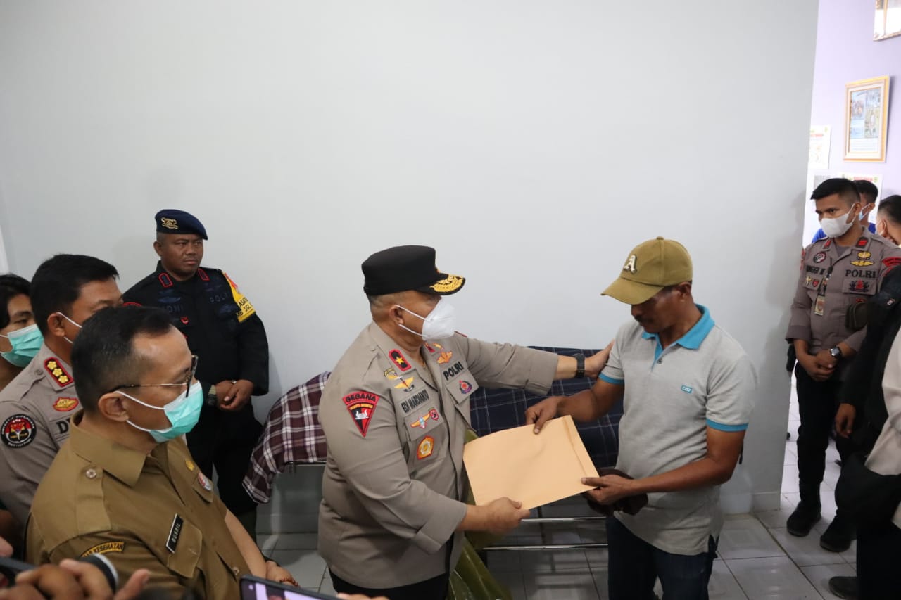 wakapolda sumbar serahkan jenazah korban erupsi gunung marapi kepada keluarganya 67161