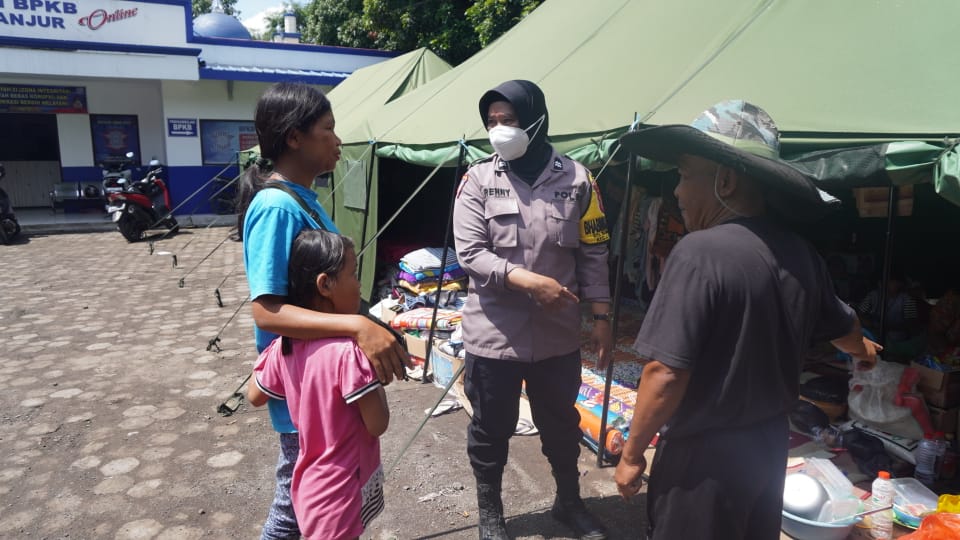 walau rumahnya hancur akibat gempa cianjur polwan ini tetap jalani tugas layani masyarakat 51936 1