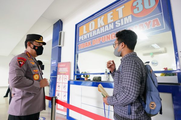 warga antusias ajak foto kapolri saat sidak satpas sim daan mogot 50930