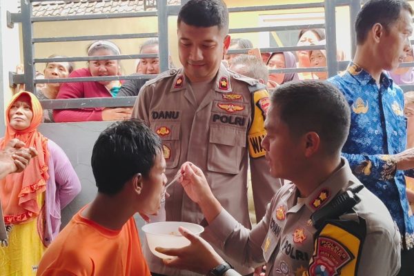 warga terharu saat pemuda odgj di gresik dibantu kapolres 84393