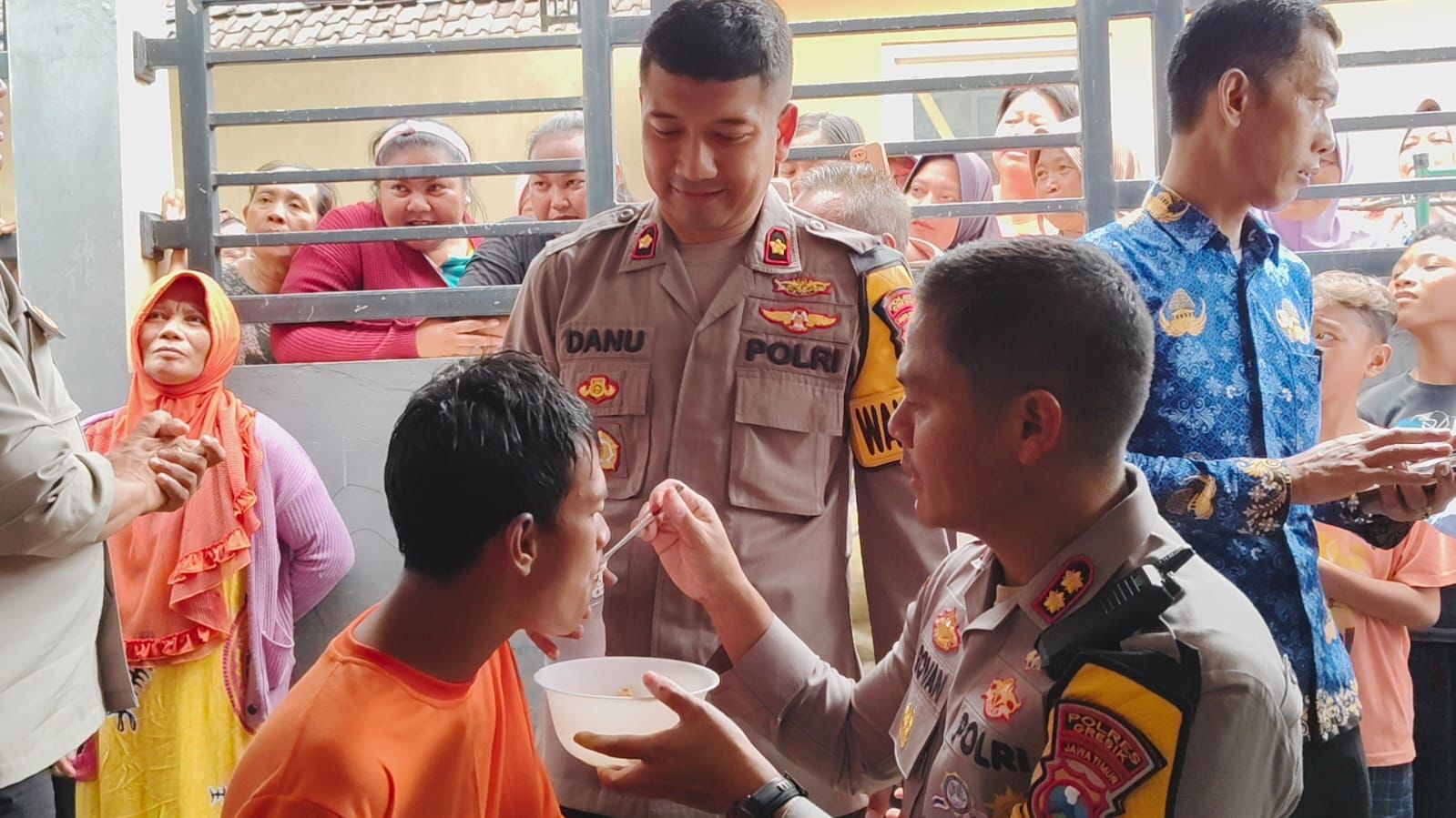 warga terharu saat pemuda odgj di gresik dibantu kapolres 84393