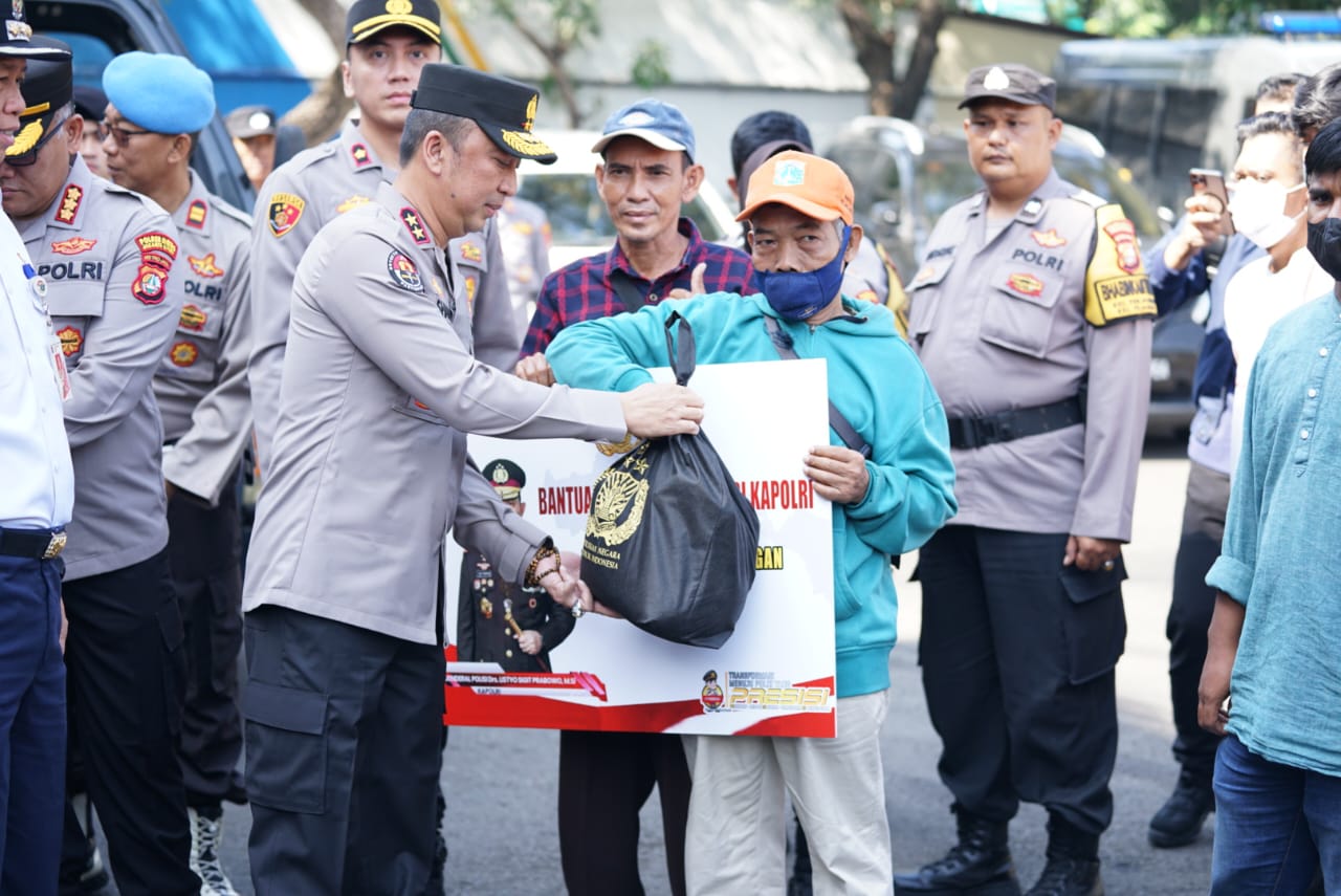 wujud kepedulian ke masyarakat kapolri sebar 2 ribu bansos ke warga jakarta utara 56419 1