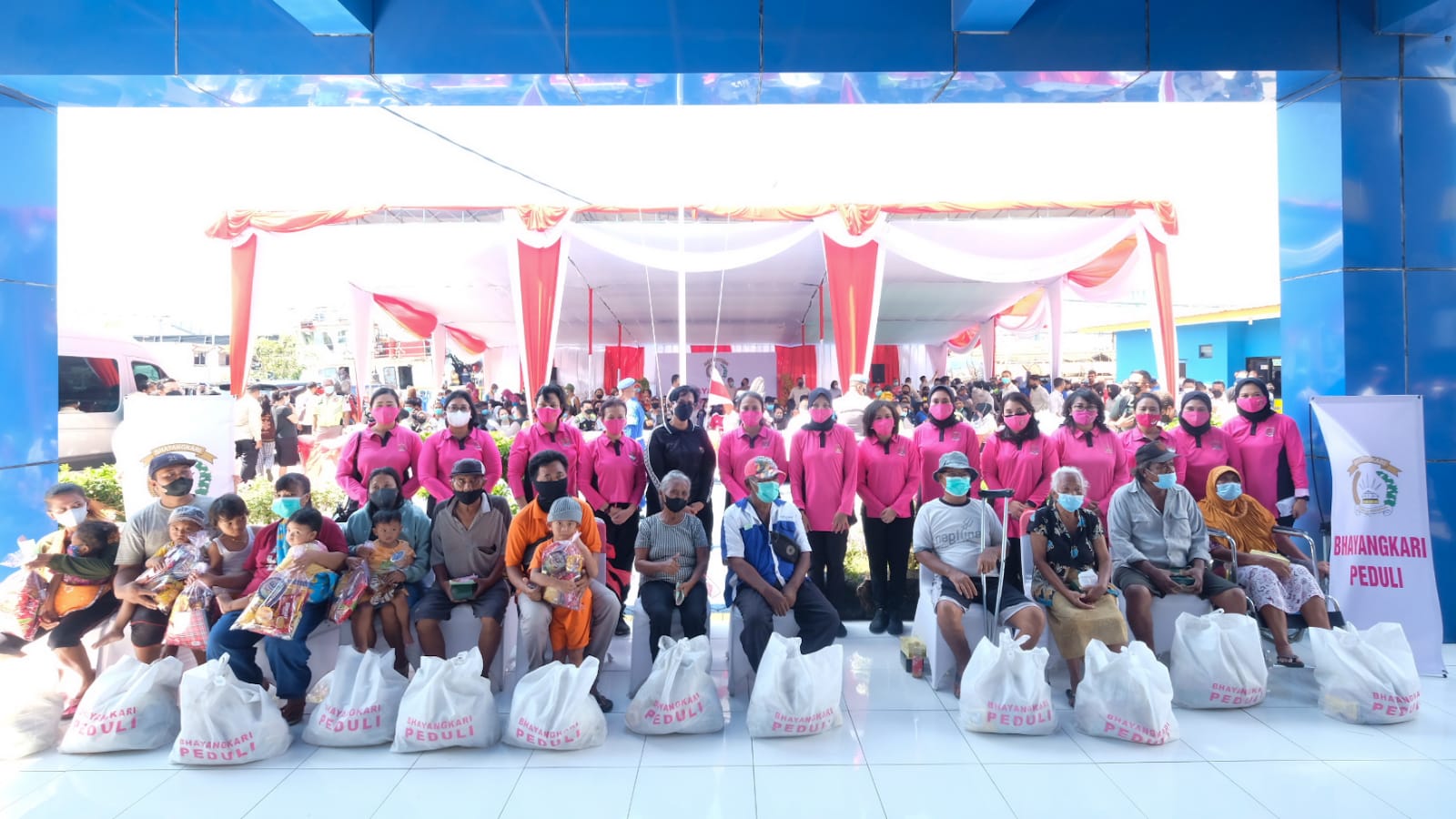 wujud kepedulian ketua umum bhayangkari bagikan bansos pada warga terdampak rob di sekitar pelabuhan tanjung emas 47243