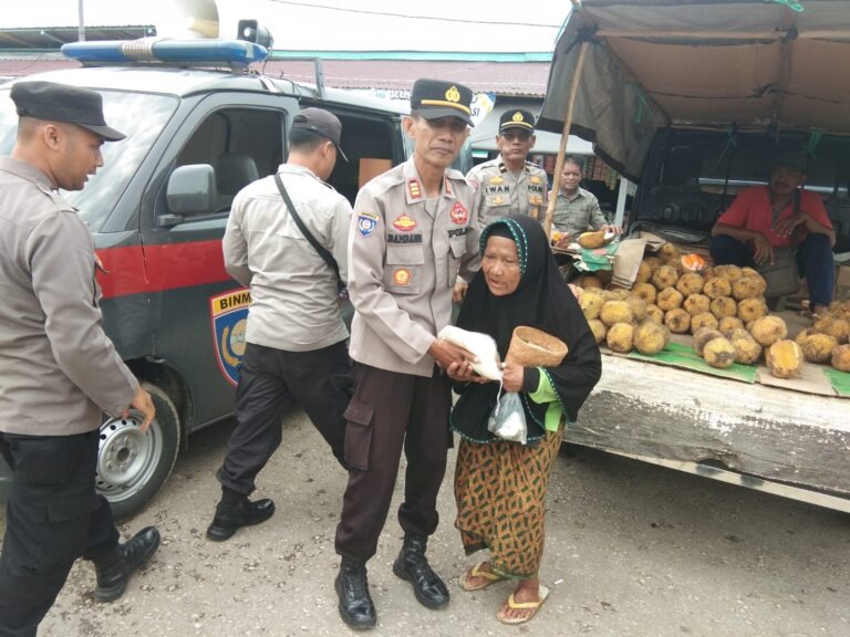 wujud kepedulian polres paser bagikan sembako kepada warga kurang mampu 54628
