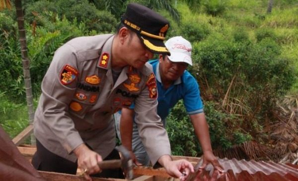wujud kepedulian polri kapolres bengkalis bedah rumah warga tak layak huni 51825