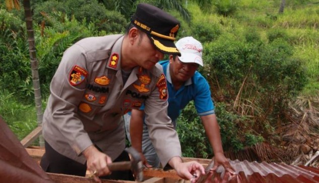 wujud kepedulian polri kapolres bengkalis bedah rumah warga tak layak huni 51825
