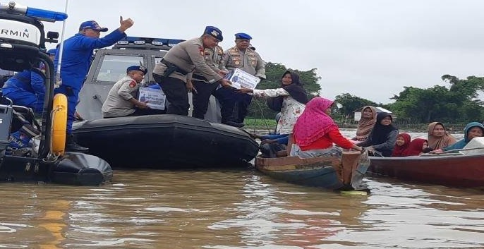 wujud kepedulian polri kepada masyarakat dit polairud polda sumsel bagikan 500 paket sembako 49558