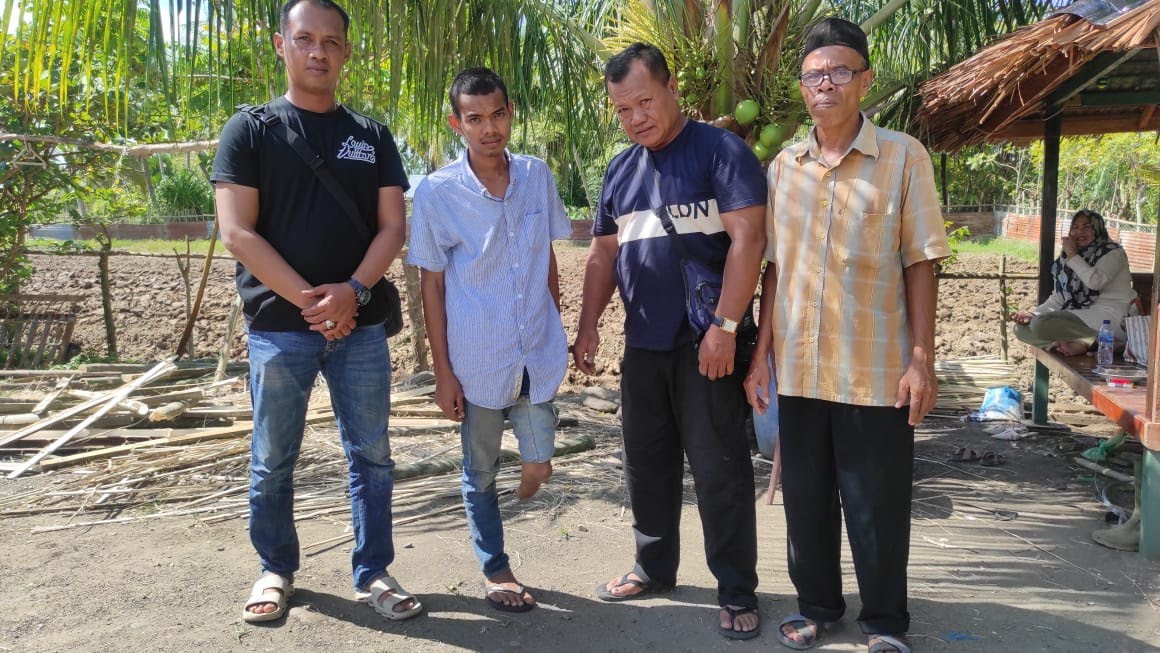 wujud kepedulian polri kepada masyarakat kapolsek muara batu aceh utara hadiahi kaki palsu untuk seorang pemuda 50043 1