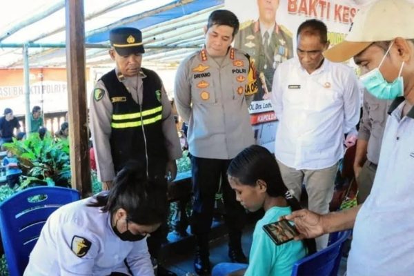 wujud kepedulian polri laksanakan bakti kesehatan di pulau haruku 73047
