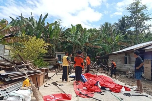 wujud kepedulian polri personel polsek luwuk melaksanakan kerja bakti penanggulangan dan penanganan pasca bencana banjir 49418