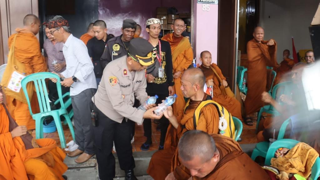 wujud kepedulian polri polres karawang bagikan air mineral ke biksu yang melintas 58186