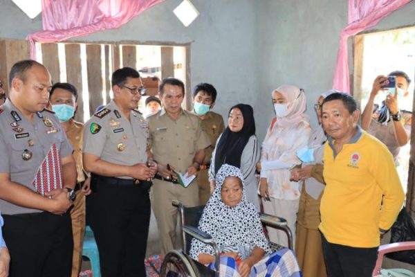 wujud kepedulian terhadap masyarakat sakit dan tidak mampu polda sulbar bersama kapolres mamuju tengah berikan bantuan kursi roda 49680