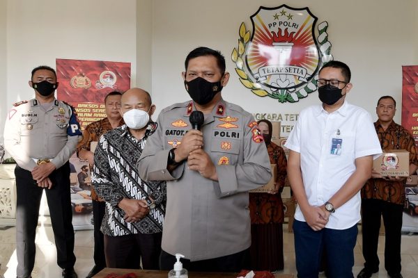 wujud peduli kepada purnawirawan polri berikan bantuan sosial dalam menyambut hari bhayangkara ke 76 47947