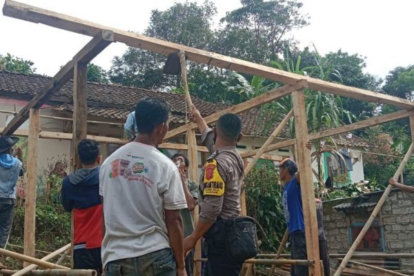wujud peduli masyarakat bhabinkamtibmas bedah rumah tuna wisma di nagrak sukabumi 50844