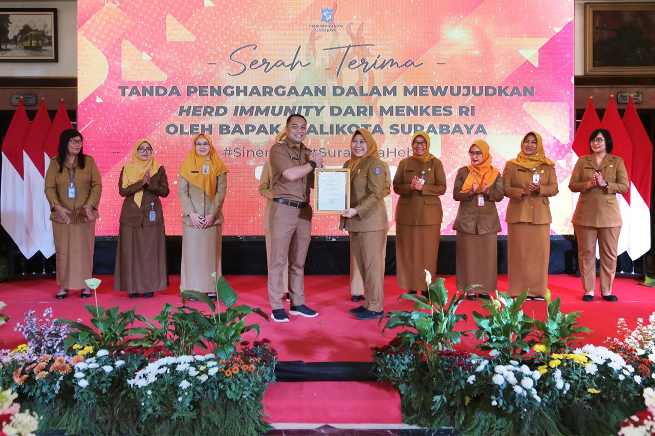 wujudkan herd immunity kemenkes ri beri penghargaan pada kota surabaya 52982