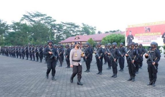 100 personel brimob jambi dikirim ke papua kapolda jangan lengah dalam waktu enam bulan 18122
