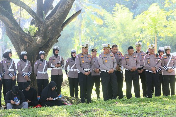 20 tahun peristiwa tsunami polda aceh bagikan bunga ke keluarga korban 82383