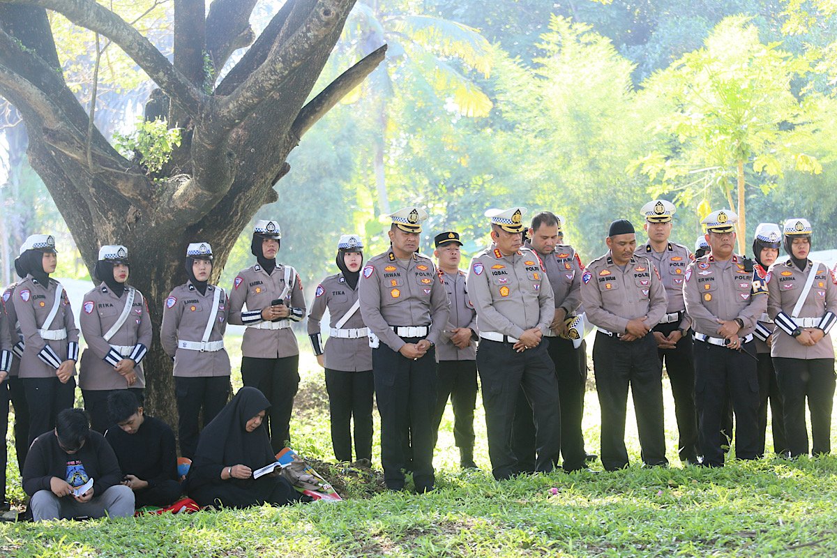 20 tahun peristiwa tsunami polda aceh bagikan bunga ke keluarga korban 82383