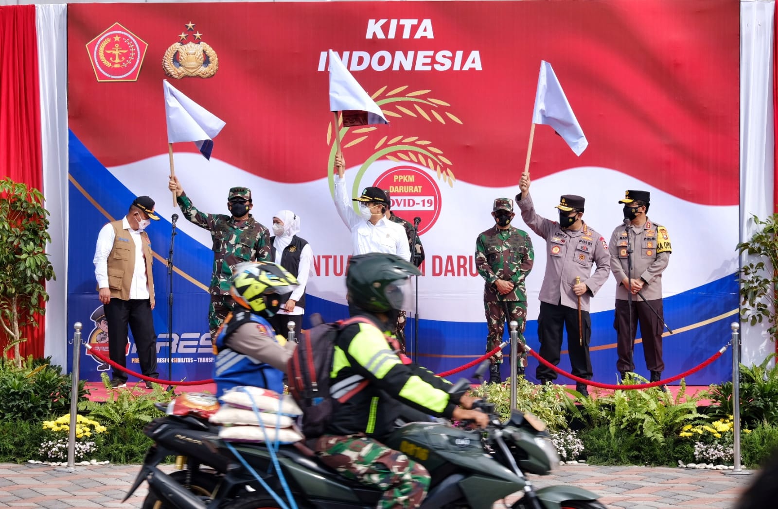 2500 tons of rice and 70000 food packages ready to be distributed throughout indonesia 29385