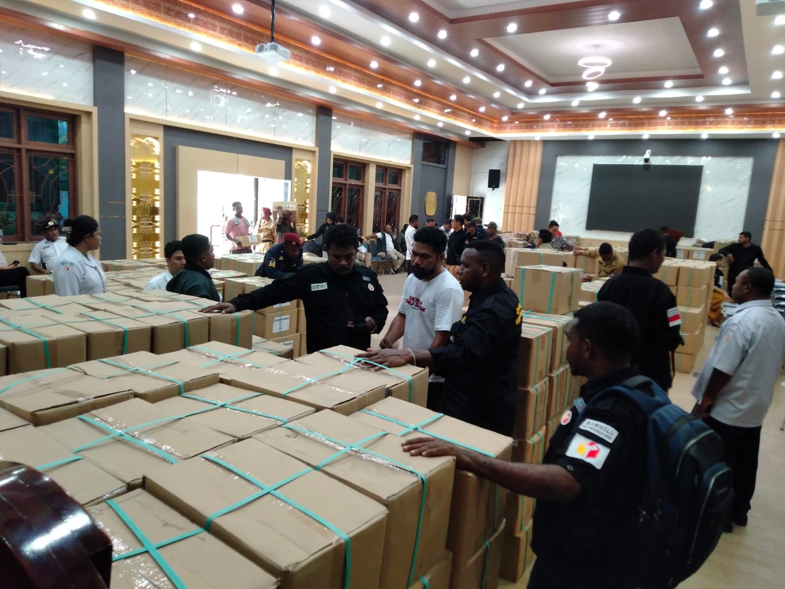 578 personel omb polda papua barat kawal pembongkaran logistik pemilu 2024 69094