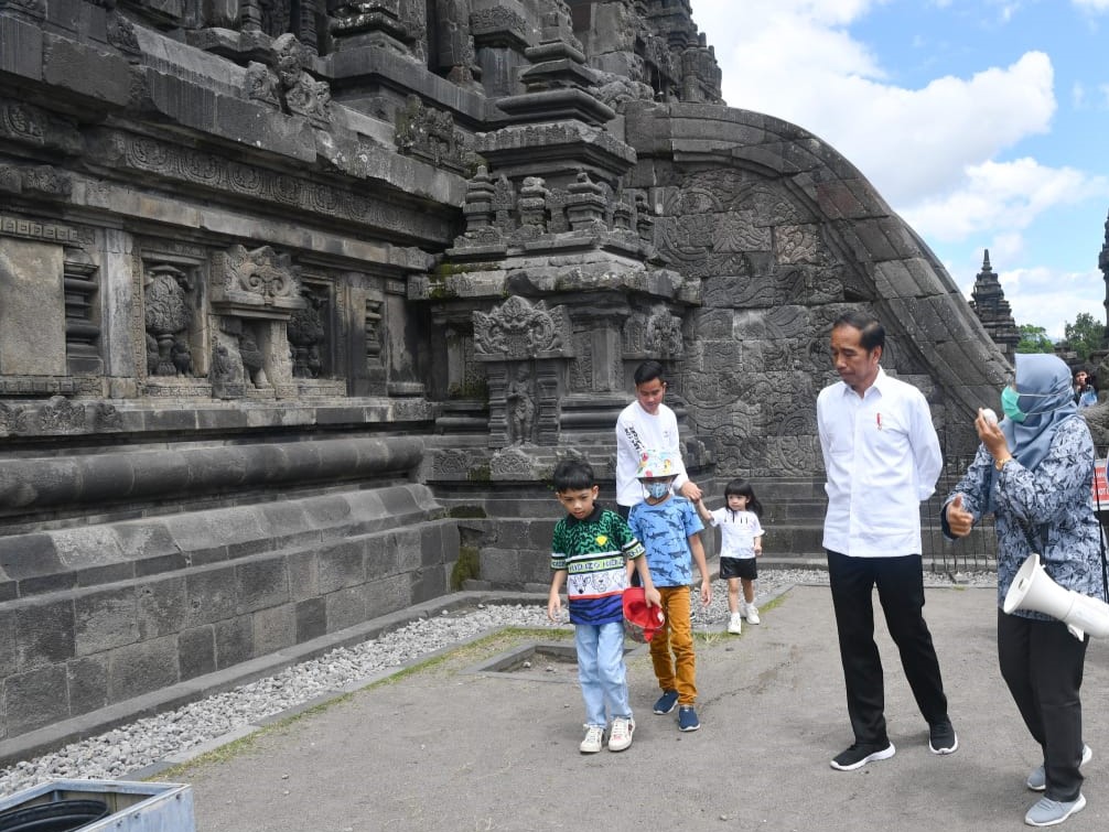 Ajak Cucu ke Candi Prambanan Presiden Jokowi Promosikan Wisata Edukasi