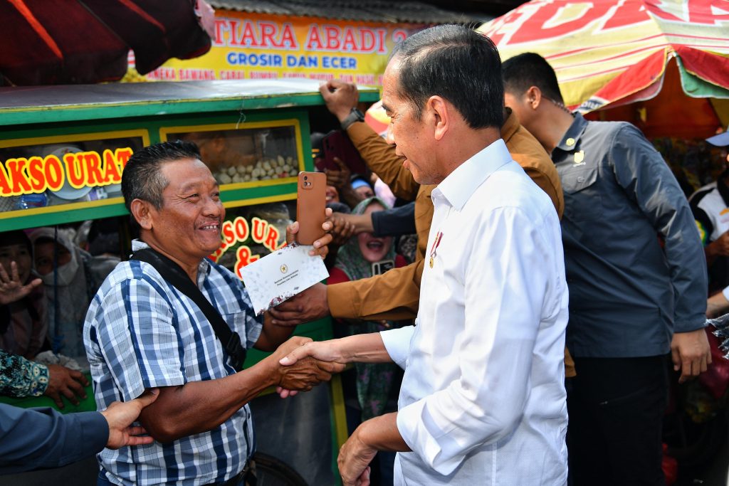 Antusiasme Warga Lampung Utara Sambut Kunjungan Presiden Jokowi ke Pasar Sentral Kotabumi 1024x683 1