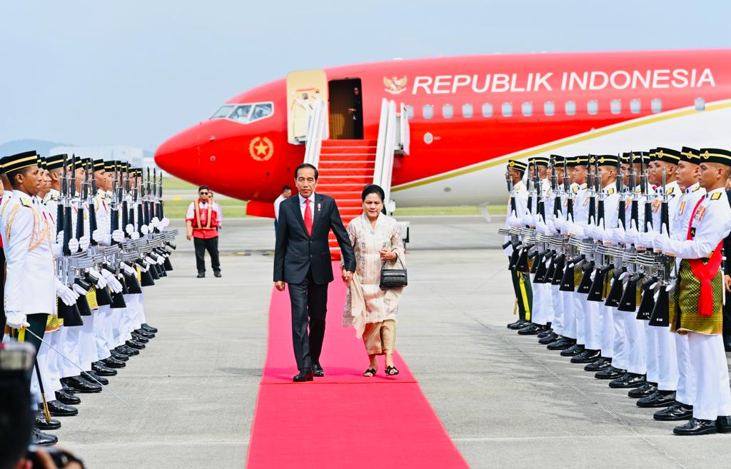 Dari Singapura Presiden Jokowi dan Ibu Iriana Tiba di Malaysia