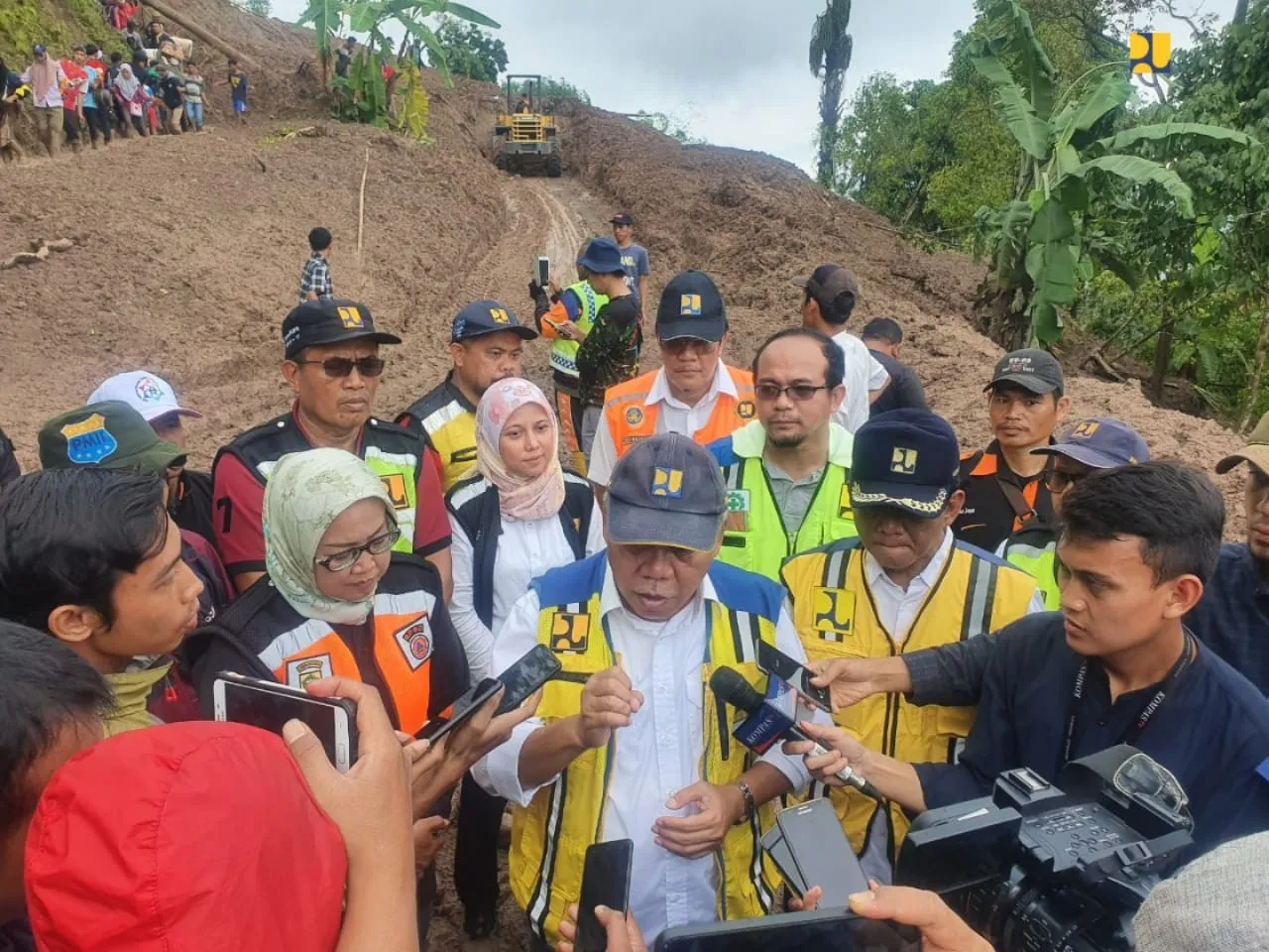 Tambah Alat Berat, Menteri PUPR Targetkan Jalan Terisolir Di Sukmajaya ...