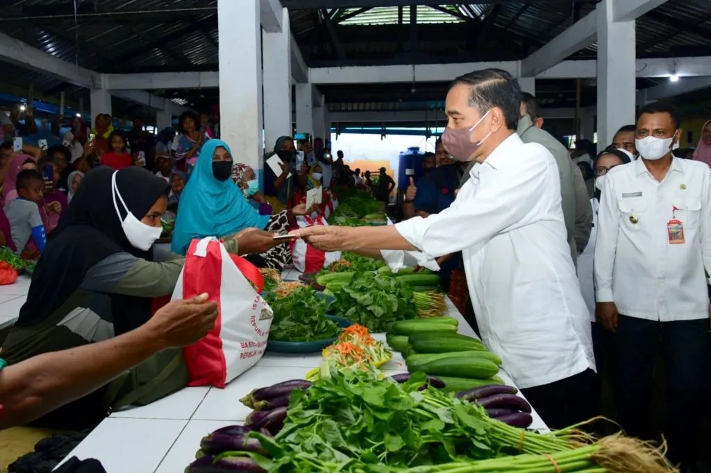 Hari Kedua di Provinsi Maluku Presiden Akan Bagikan Bansos hingga Bertemu Peternak Kerbau 1024x682 1