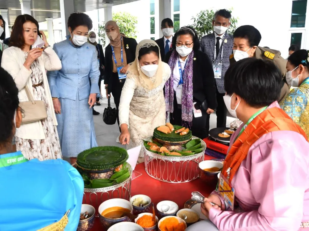 Ibu Iriana Hadiri Program Acara Pendamping KTT APEC 2 1024x767 1
