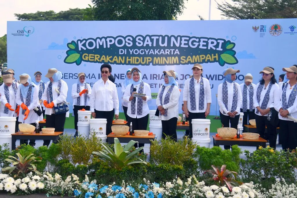 Ibu Iriana dan OASE KIM Ajak Masyarakat Buat Pupuk Kompos Bersama 1024x683 1