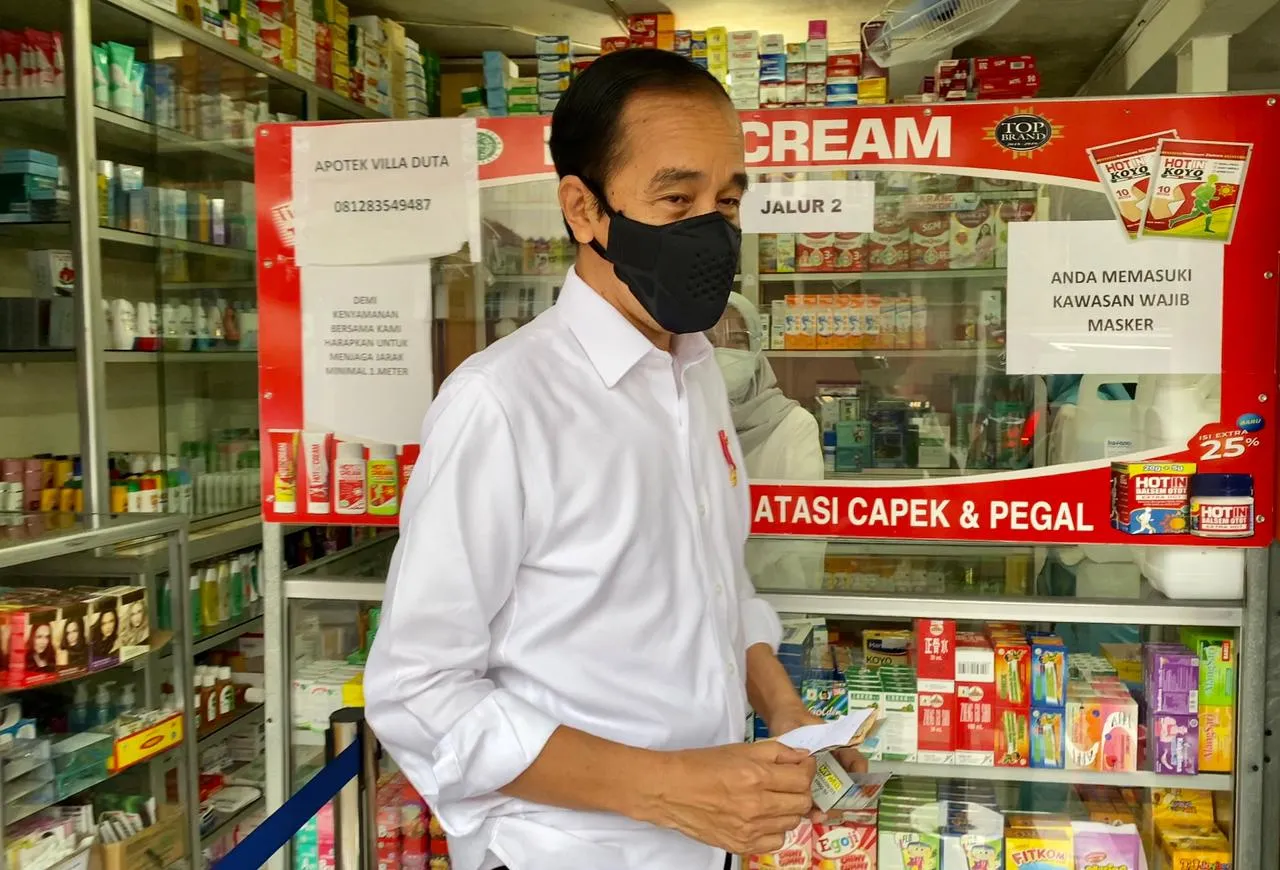 JOKOWI KE APOTEK