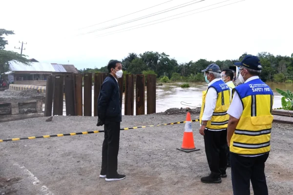 JOKOWI PENINJAUAN BANJIR 2