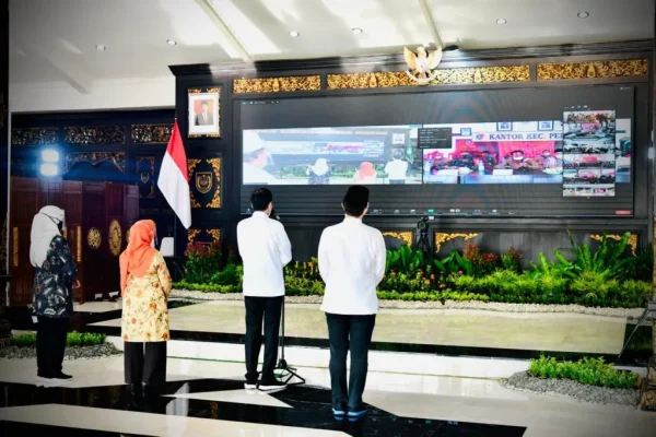 JOKOWI TELEKONFERENSI VAKSINASI 1024x682 1
