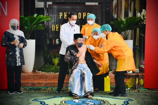 JOKOWI TINJAU VAKSINASI DI SIDOARJO 2