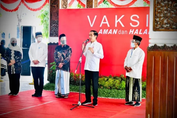 JOKOWI TINJAU VAKSINASI DI SIDOARJO 3 1024x682 1