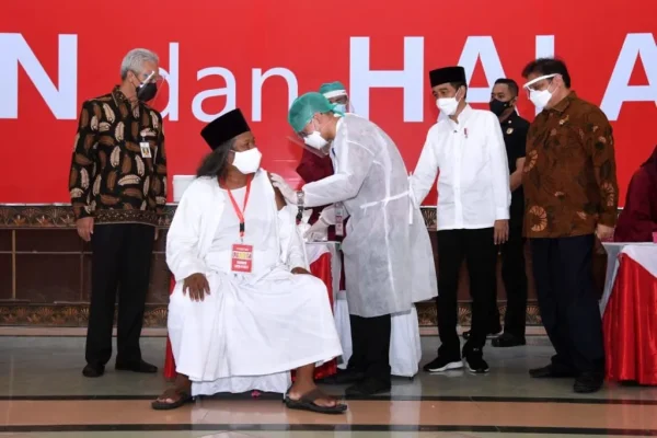 JOKOWI TINJAU VAKSINASI MASSAL TOKOH AGAMA 1024x695 1
