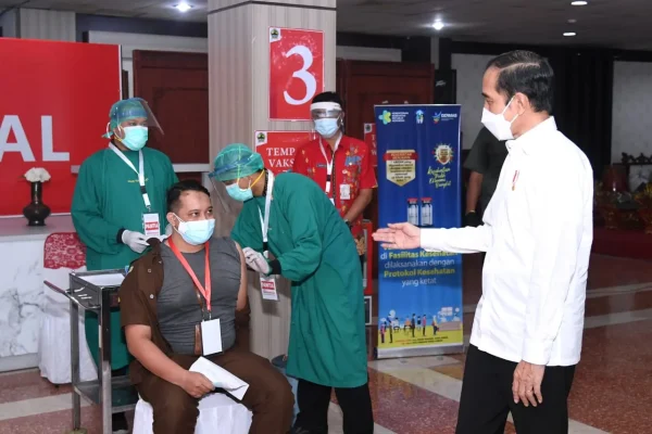JOKOWI TINJAU VAKSINASI PELAYAN PUBLIK