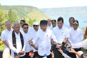 Jawab Wartawan di Kaldera Toba 300x200 1