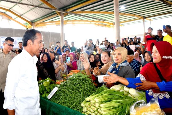 Jelang Lebaran Presiden Jokowi Pantau Stok dan Harga Bahan Pokok di Pasar Rakyat Merangin 1024x768 1